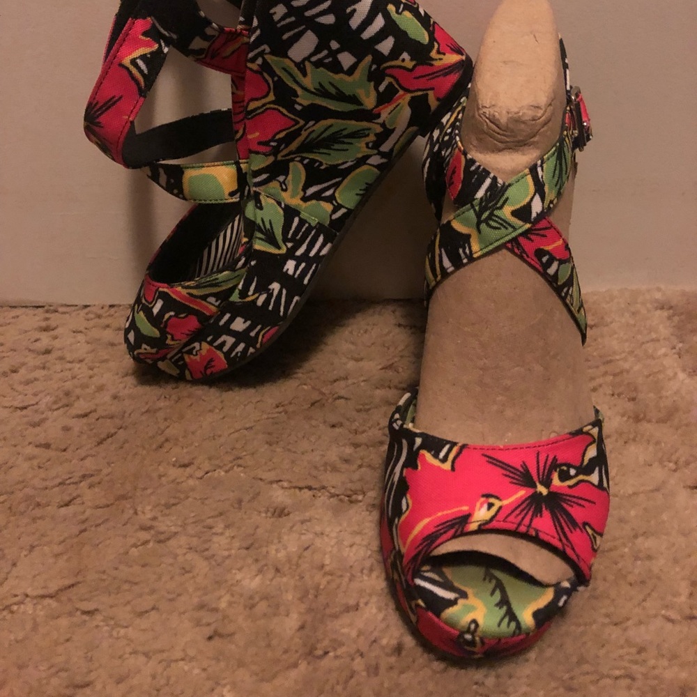 dv8 Multicolor wedges